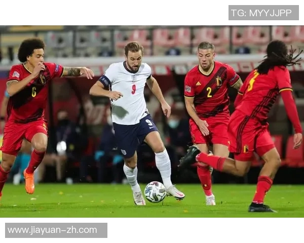 美国足球明星在比赛中遭遇猛烈冲撞引发广泛关注与讨论 美国足球明星在比赛中遭遇猛烈冲撞引发广泛关注与讨论